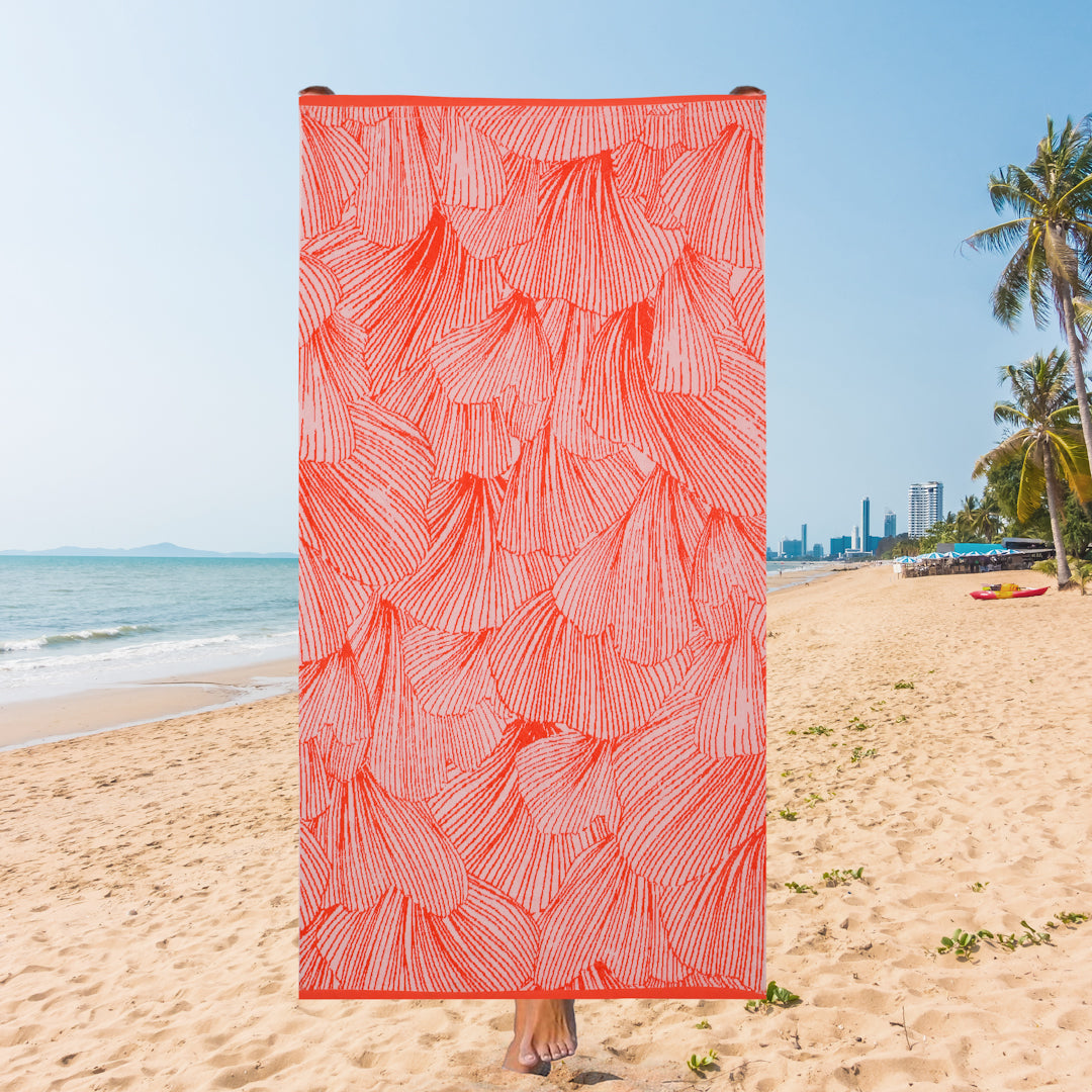 Ginkgo Leaf Pattern Beach Towel – Red & Pink Harmony, 105 x 180 cm